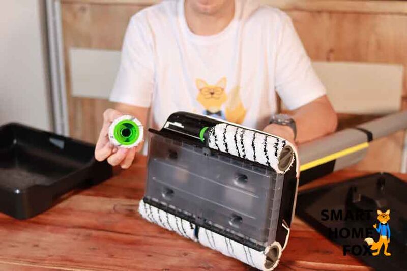 Man sieht den Schmutzwassertank des Kärcher FC 7 cordless Premium und seine Bodenwalzen.